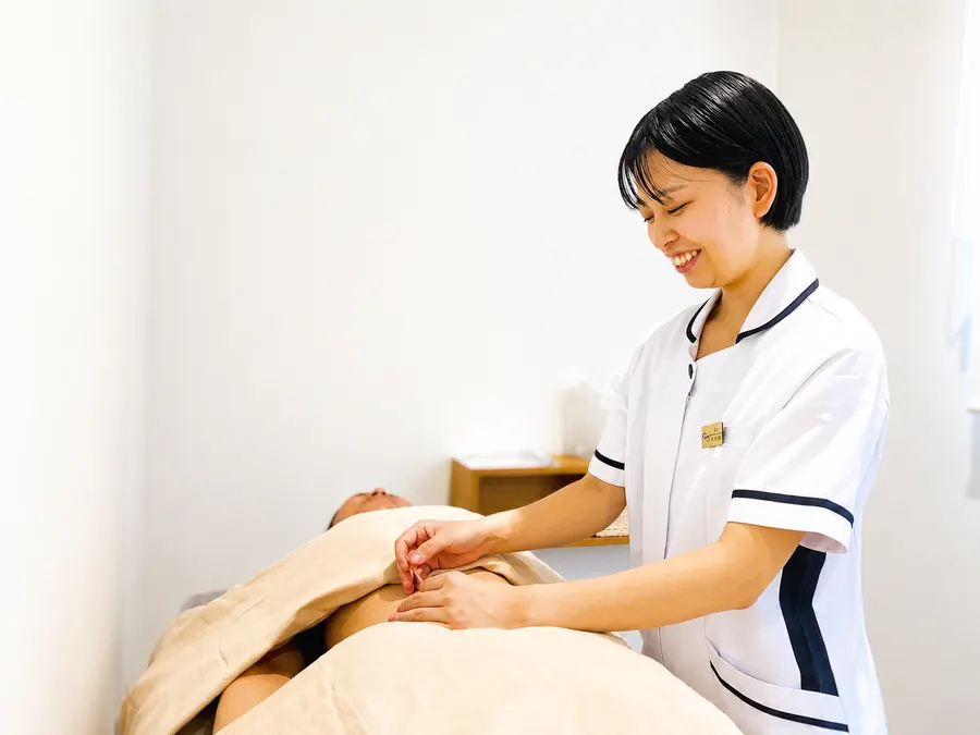 鍼と手技を組み合わせた施術の様子