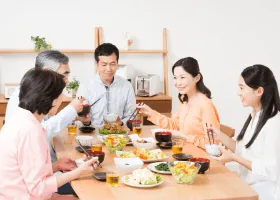 規則正しい食事を家族でとる様子