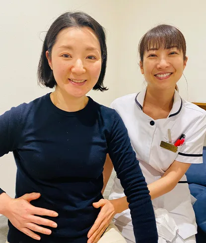 住吉鍼灸院に通われた E.F さまと担当の女性鍼灸師